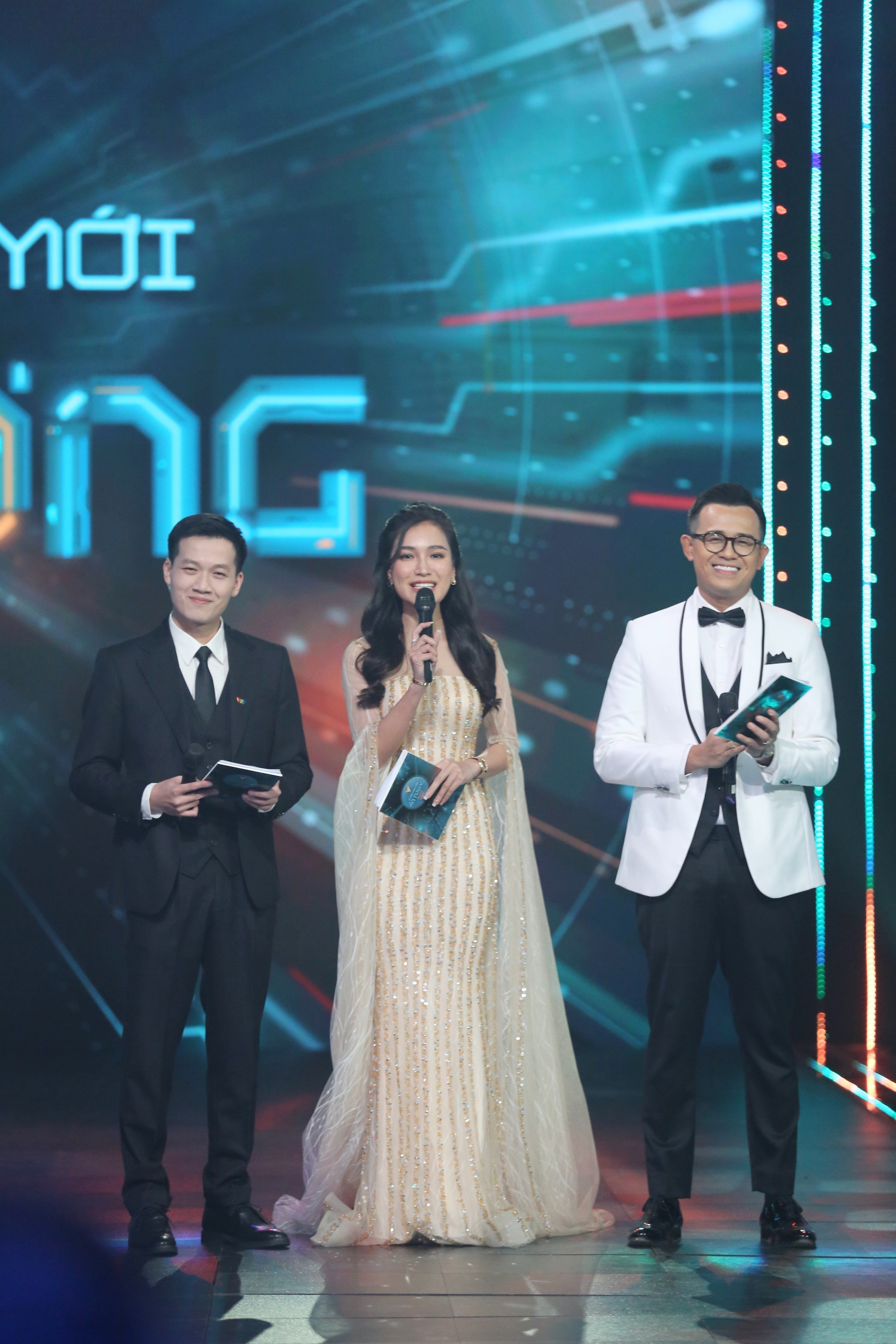 Khoảnh khắc ấn tượng trong Lễ trao giải VTV Awards 2022 - Ảnh 1. Khoảnh khắc ấn tượng trong Lễ trao giải VTV Awards 2022 - Ảnh 1.