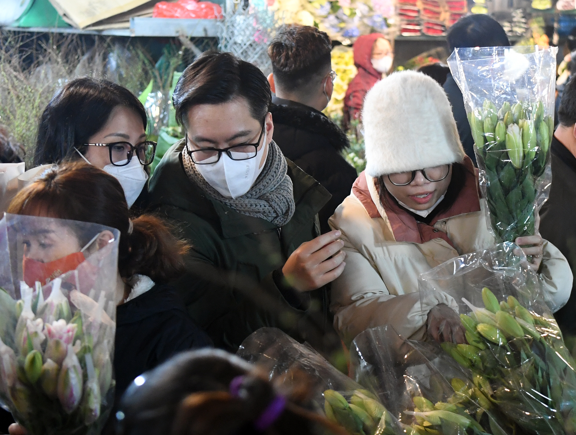 Rét buốt 13 độ C, nhiều cặp đôi tay trong tay đi sắm hoa Tết tại chợ hoa Quảng An - Ảnh 3.