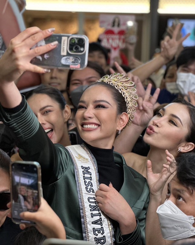 Sân bay kín người đón Hoa hậu Hoàn vũ Thái Lan về nước - Ảnh 2.