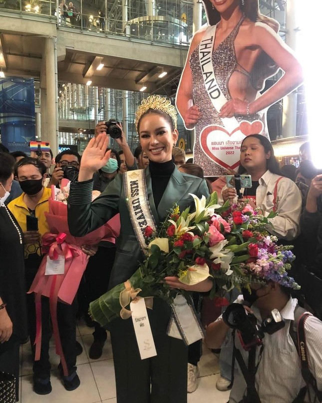 Sân bay kín người đón Hoa hậu Hoàn vũ Thái Lan về nước - Ảnh 1.