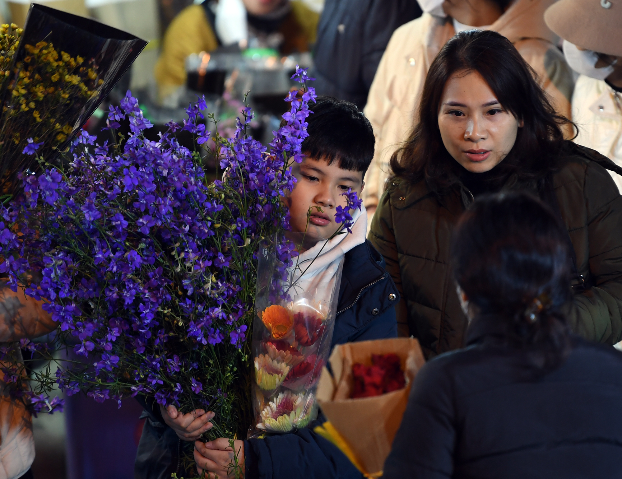 Rét buốt 13 độ C, nhiều cặp đôi tay trong tay đi sắm hoa Tết tại chợ hoa Quảng An - Ảnh 14.