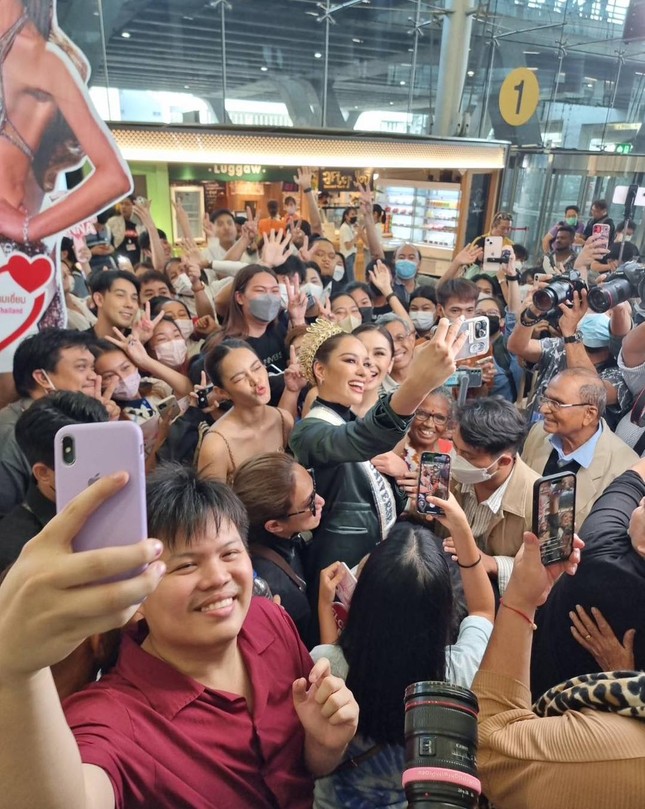 Sân bay kín người đón Hoa hậu Hoàn vũ Thái Lan về nước - Ảnh 3.
