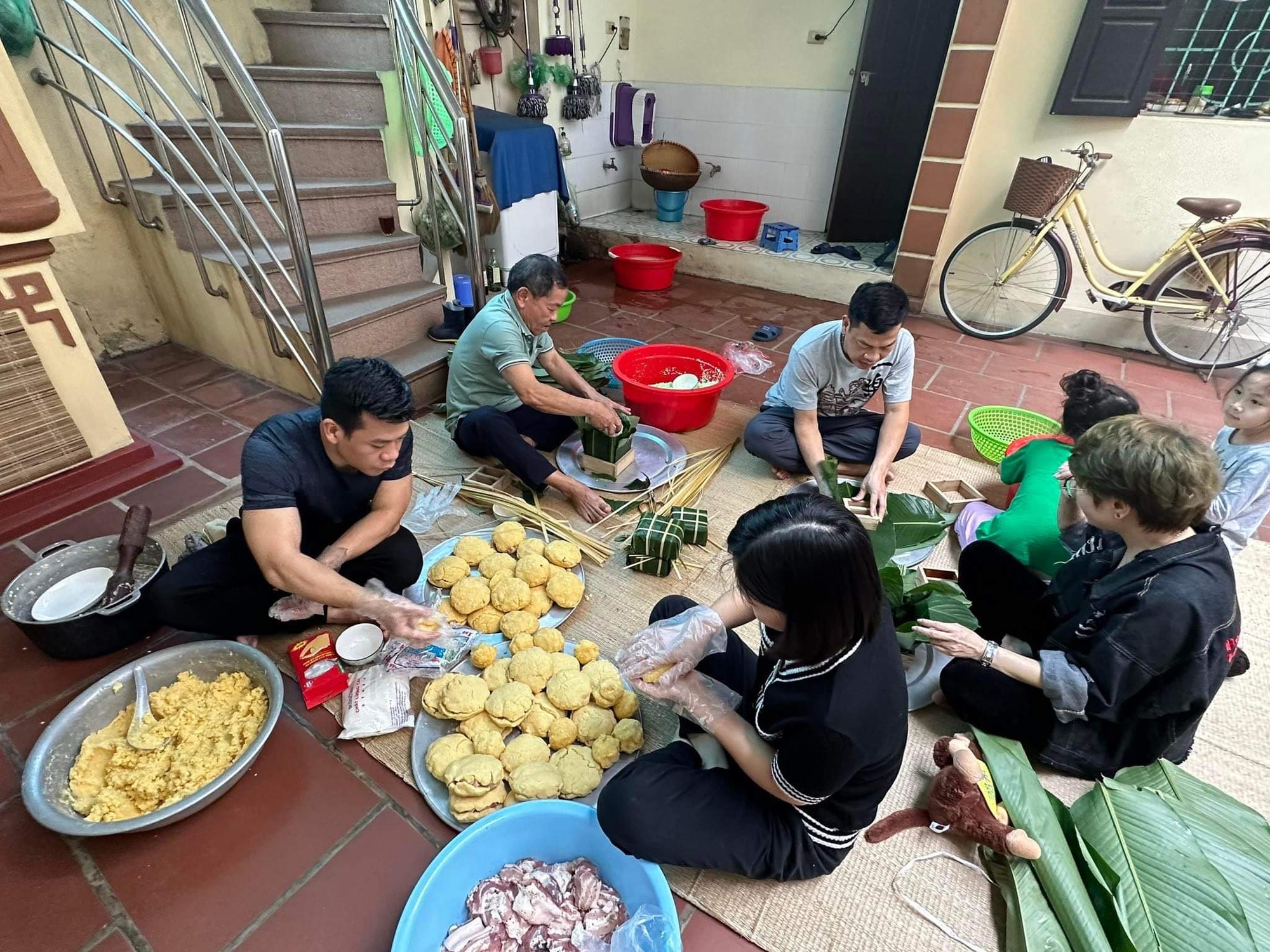 Cha mẹ dạy con điều này trong dịp Tết giúp con trở nên hiếu thảo, ngoãn ngoãn: Trẻ đi đâu cũng được ngợi khen! - Ảnh 1.