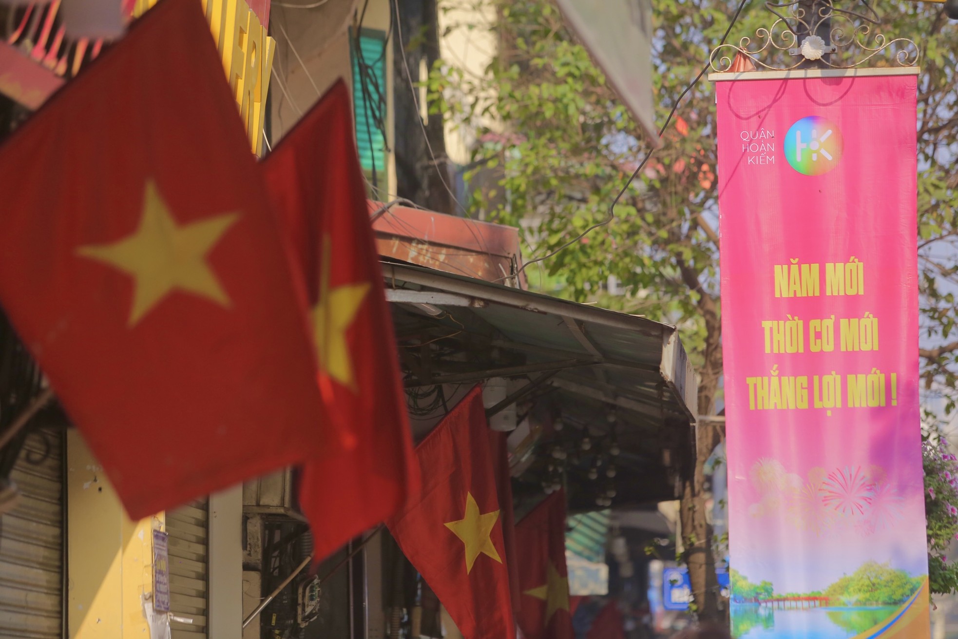 Phố phường Hà Nội đỏ thắm màu cờ ngày 30 Tết - Ảnh 3.