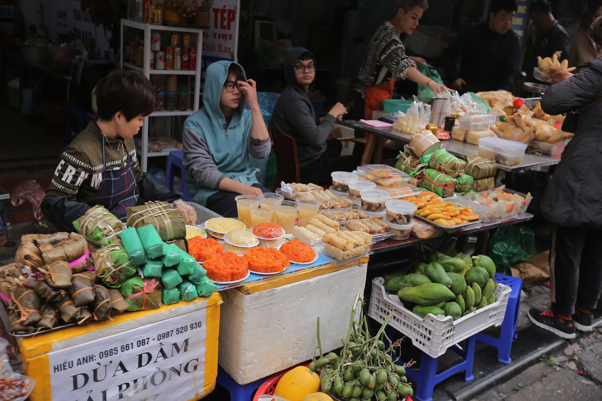 'Chợ nhà giàu' ở Hà Nội tấp nập sáng 30 Tết, khách không ngần ngại rút ví - Ảnh 12.