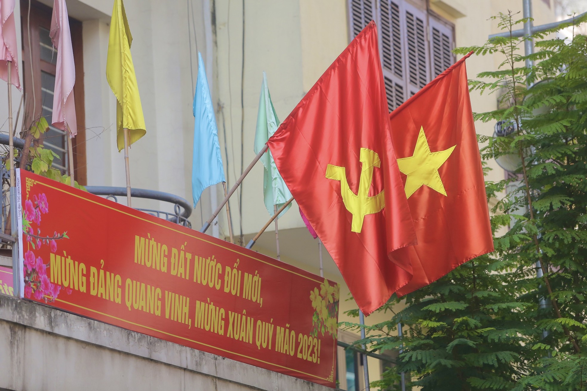Phố phường Hà Nội đỏ thắm màu cờ ngày 30 Tết - Ảnh 4.