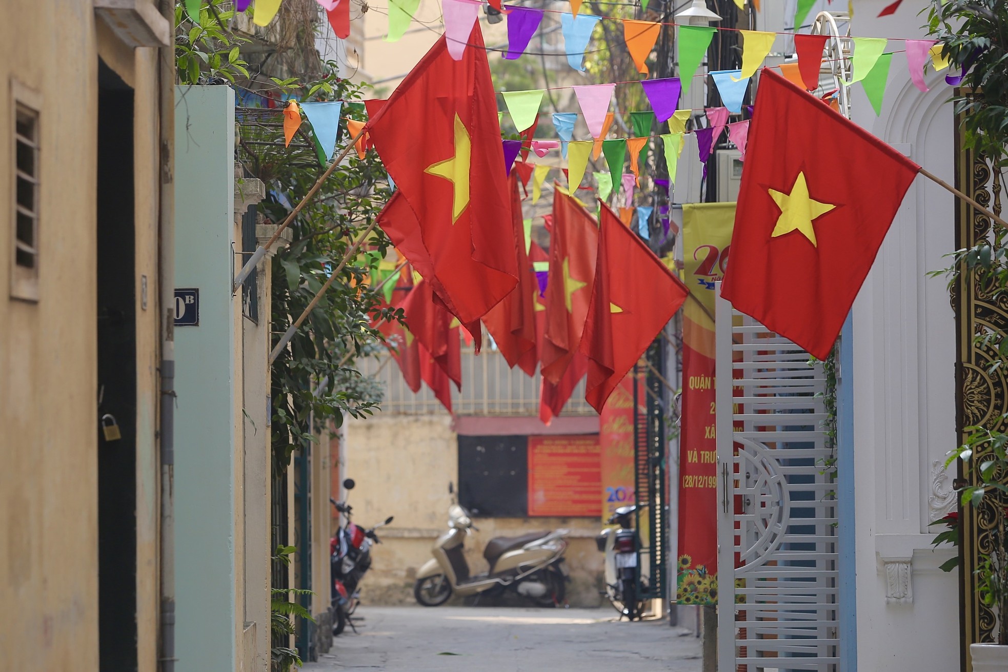 Phố phường Hà Nội đỏ thắm màu cờ ngày 30 Tết - Ảnh 12.