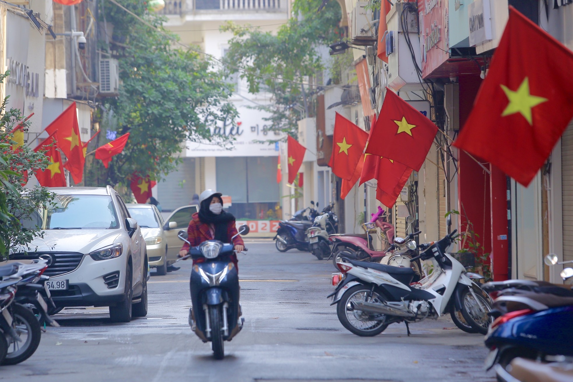 Phố phường Hà Nội đỏ thắm màu cờ ngày 30 Tết - Ảnh 10.