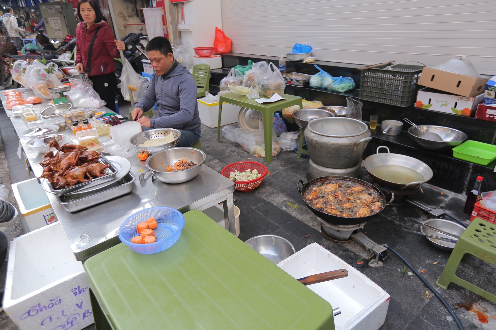 'Chợ nhà giàu' ở Hà Nội tấp nập sáng 30 Tết, khách không ngần ngại rút ví - Ảnh 17.