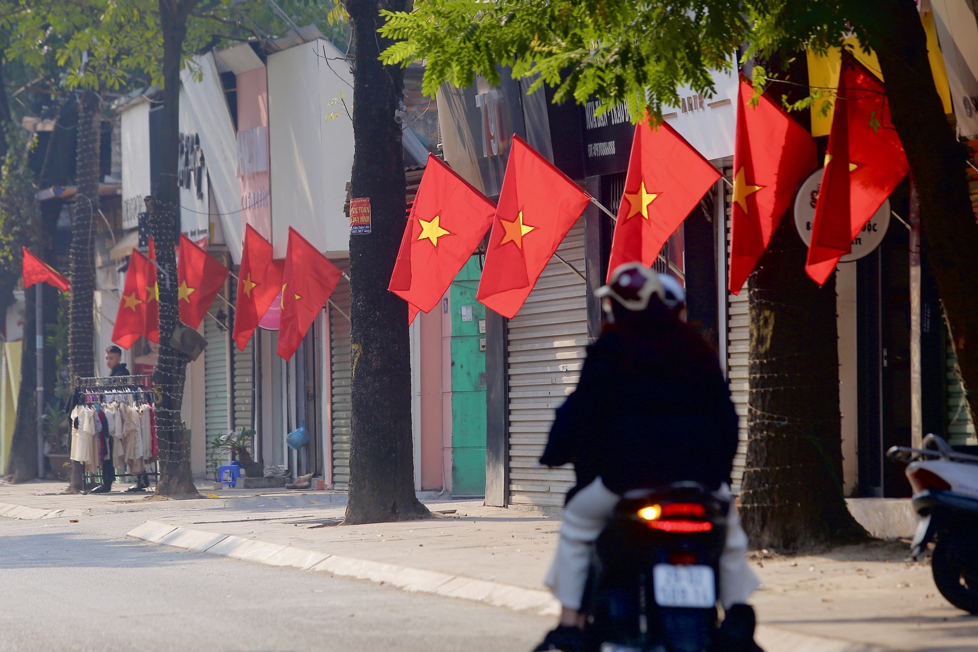 Phố phường Hà Nội đỏ thắm màu cờ ngày 30 Tết - Ảnh 9.