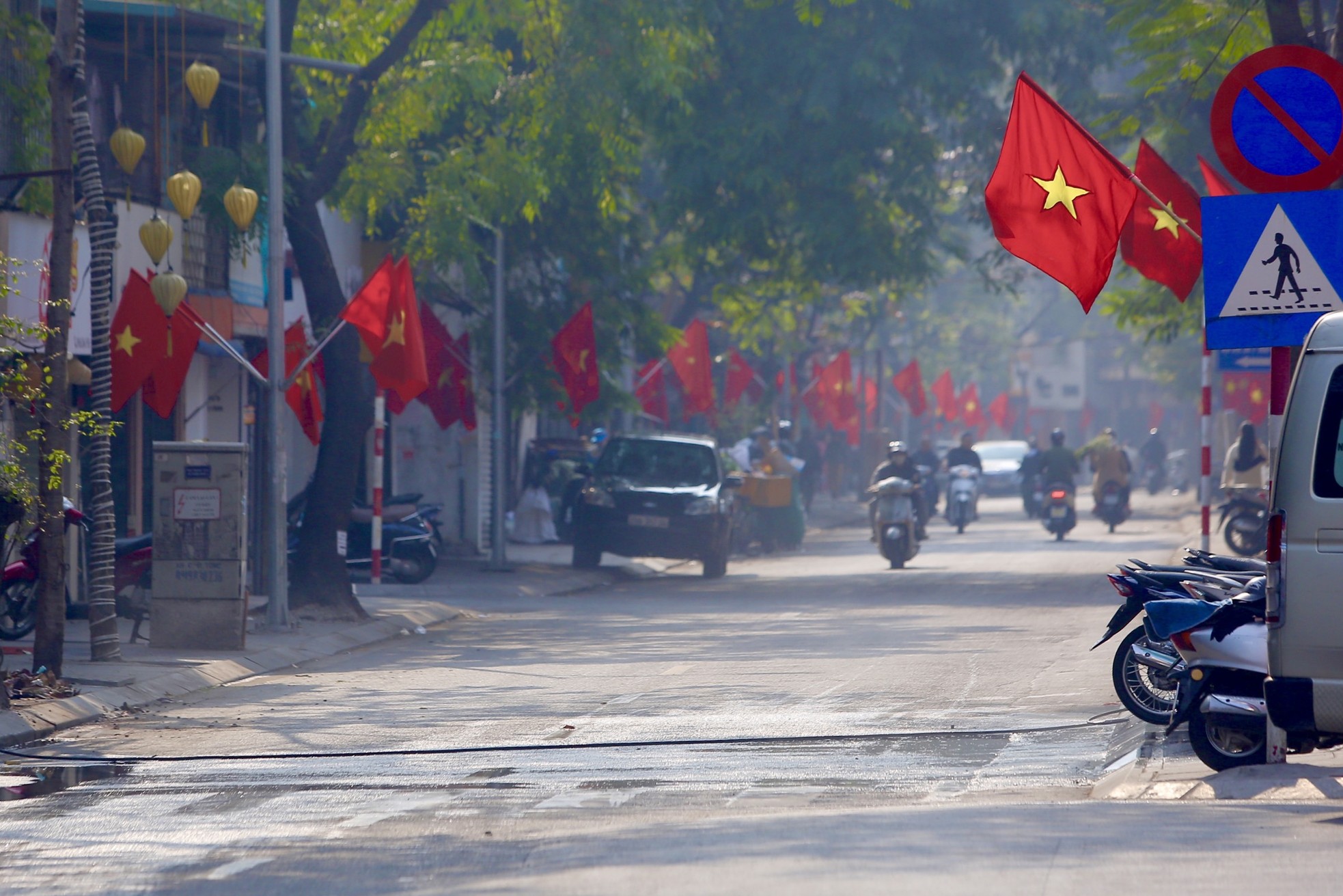 Phố phường Hà Nội đỏ thắm màu cờ ngày 30 Tết - Ảnh 8.