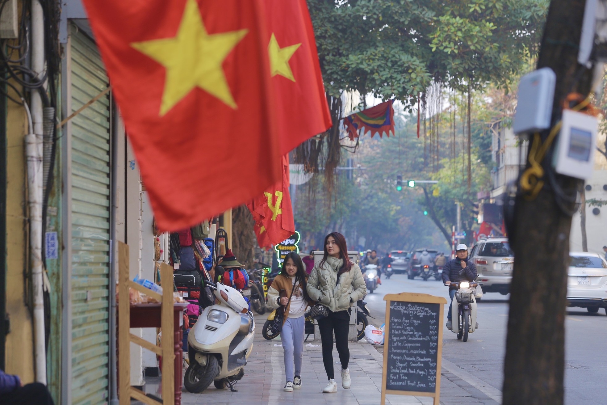 Phố phường Hà Nội đỏ thắm màu cờ ngày 30 Tết - Ảnh 5.