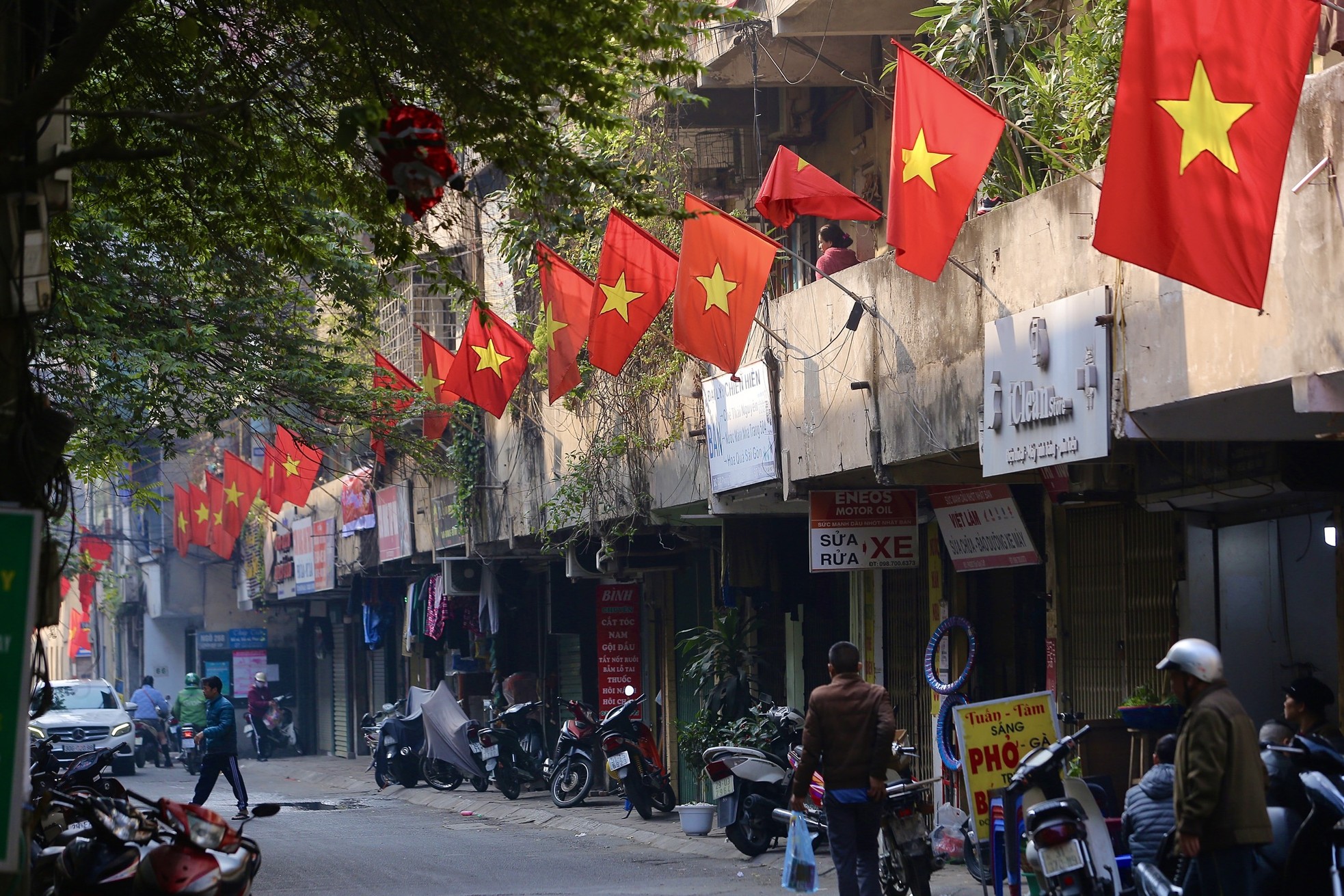 Phố phường Hà Nội đỏ thắm màu cờ ngày 30 Tết - Ảnh 6.