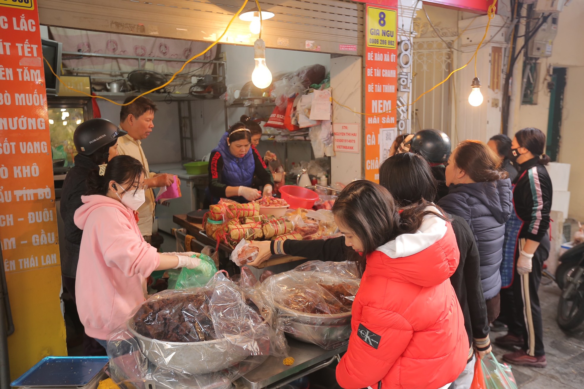 'Chợ nhà giàu' ở Hà Nội tấp nập sáng 30 Tết, khách không ngần ngại rút ví - Ảnh 10.