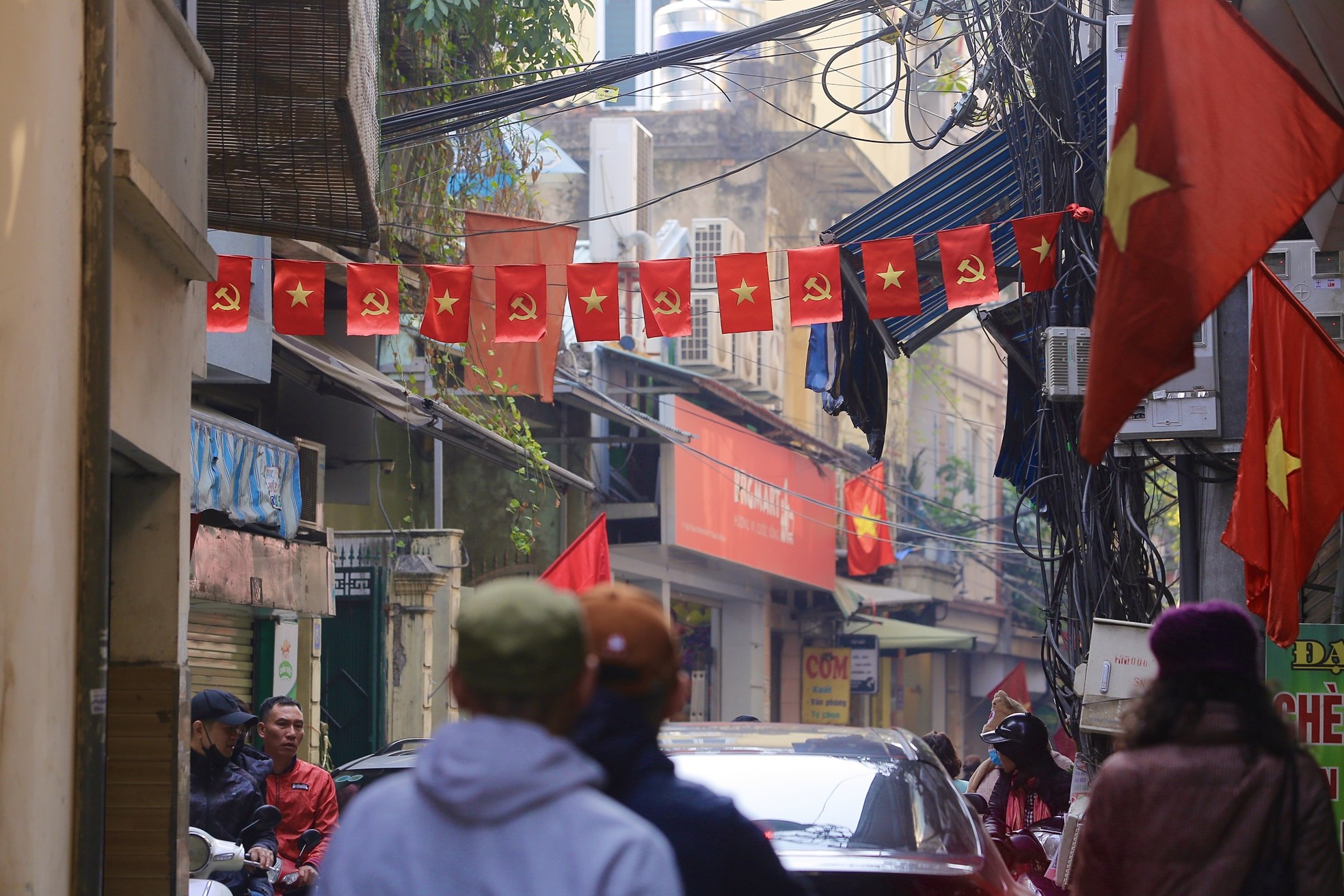 Phố phường Hà Nội đỏ thắm màu cờ ngày 30 Tết - Ảnh 7.