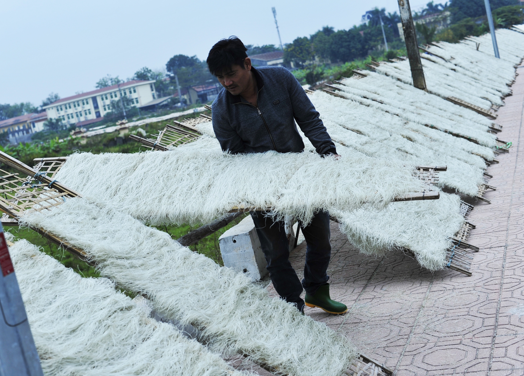 Làng nghề Minh Khai, huyện Hoài Đức, Hà Nội được coi là nơi sản xuất bún, miến, bánh phở lớn nhất chuyên cung cấp cho cả nước.