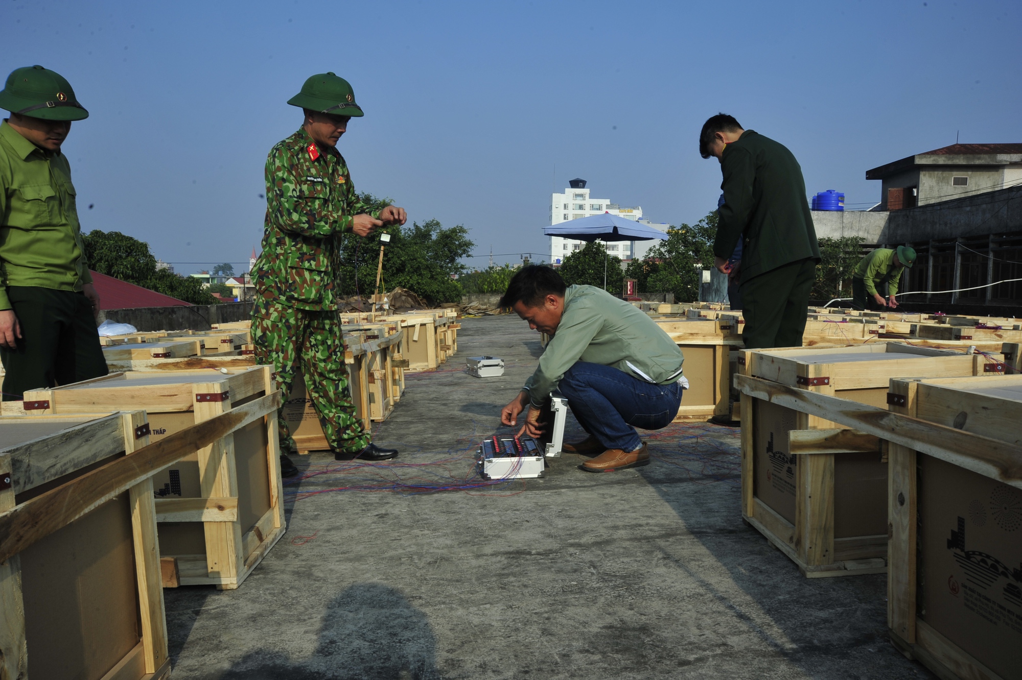 Công tác lắp đặt giàn pháo hoa đang triển khai