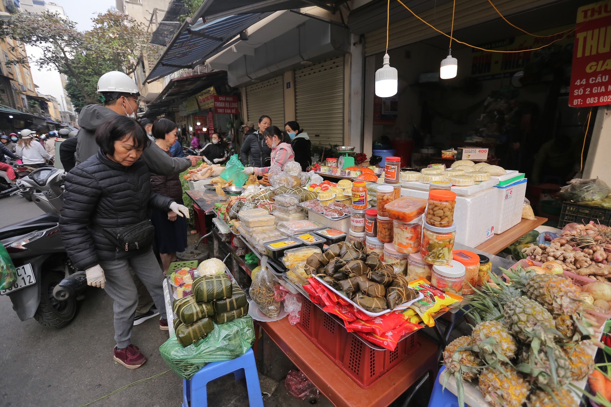 'Chợ nhà giàu' ở Hà Nội tấp nập sáng 30 Tết, khách không ngần ngại rút ví - Ảnh 8.