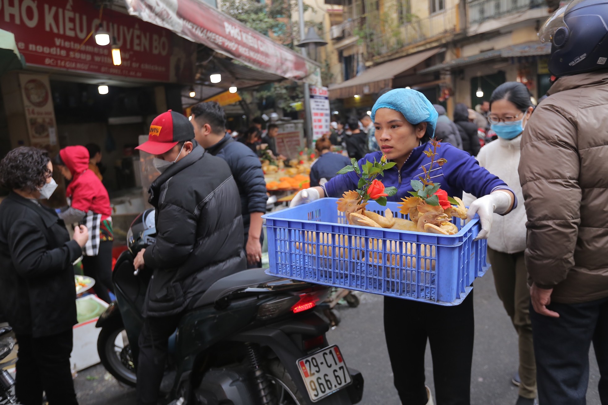 'Chợ nhà giàu' ở Hà Nội tấp nập sáng 30 Tết, khách không ngần ngại rút ví - Ảnh 13.