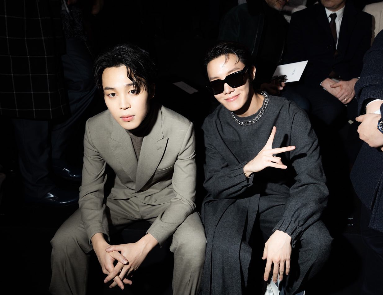 Mỹ nam BTS xuất hiện tại show của Dior, netizen bỗng réo tên Jisoo - Suzy với lý do khó đỡ - Ảnh 6. Mỹ nam BTS xuất hiện tại show của Dior, netizen bỗng réo tên Jisoo - Suzy với lý do khó đỡ - Ảnh 6.