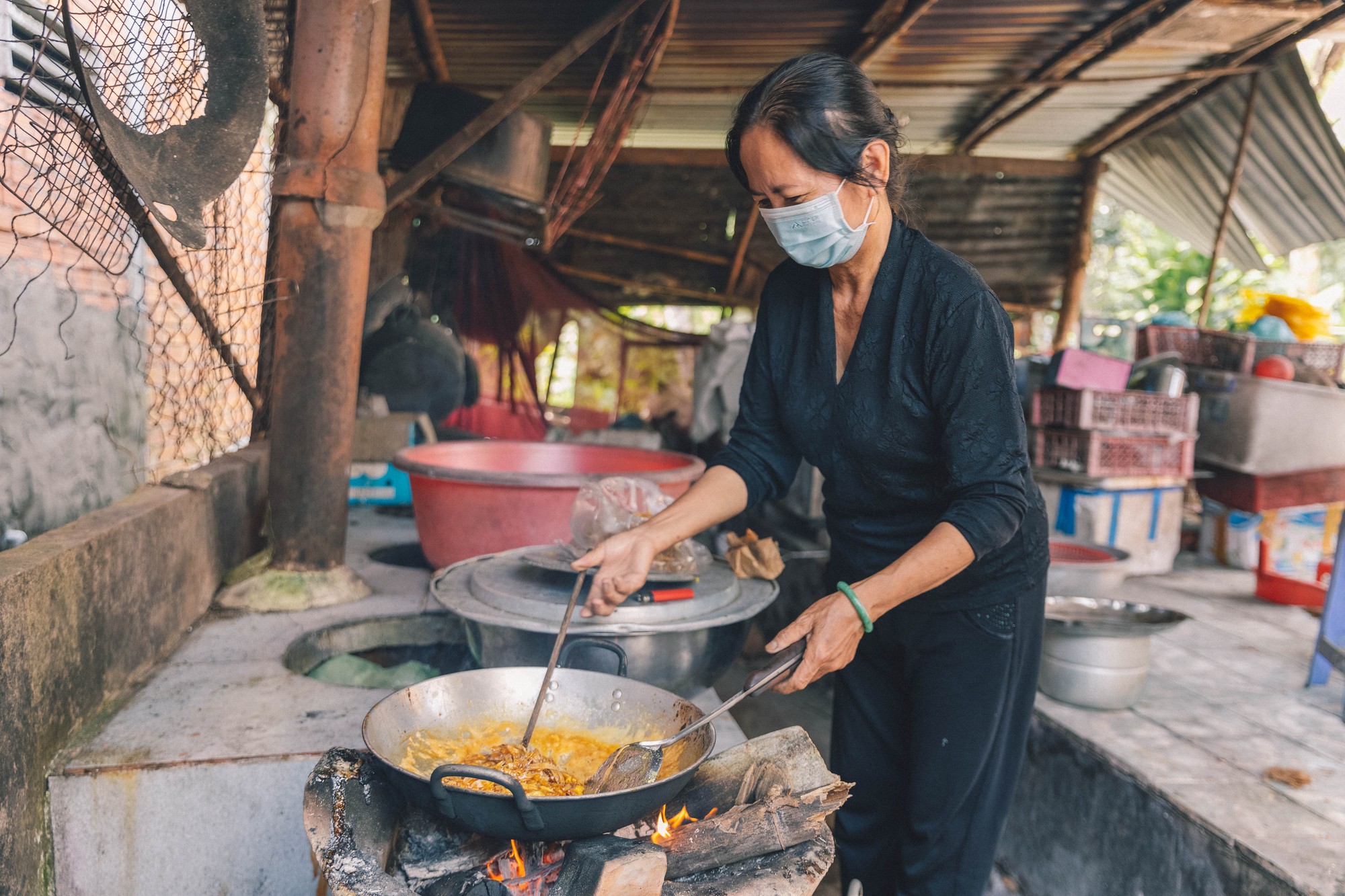 Ngôi nhà miền Tây ba đời làm mứt và truyền nhân thứ ba sáng tạo ra món mứt me bán chạy hàng ngàn kí dịp Tết - Ảnh 1.