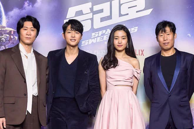 Song Joong Ki - Song Hye Kyo: Cặp vợ chồng có màn trở lại kỳ tích nhất năm nay hậu ly hôn - Ảnh 5. Song Joong Ki - Song Hye Kyo: Cặp vợ chồng có màn trở lại kỳ tích nhất năm nay hậu ly hôn - Ảnh 5.