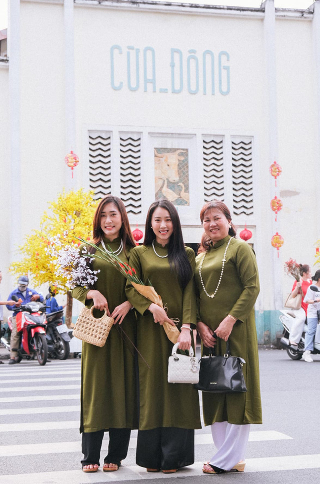 Sao Việt diện áo dài đôi: Vợ chồng Phương Nga rạng rỡ, Huỳnh Hồng Loan dịu dàng bên mẹ - Ảnh 5.