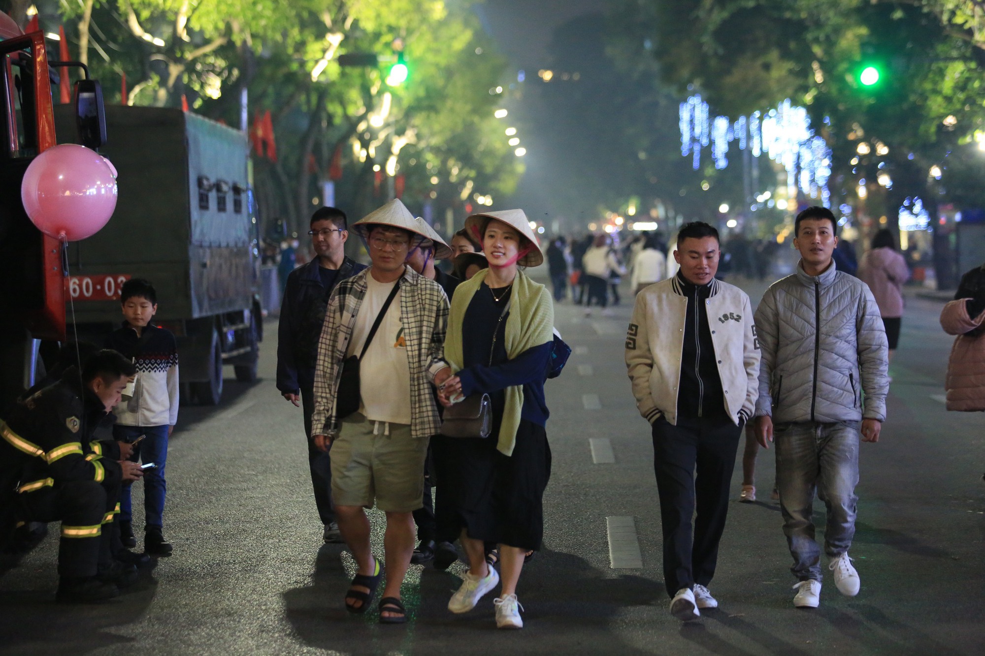 Người dân đổ về trung tâm TP Hà Nội đón giao thừa - Ảnh 5.