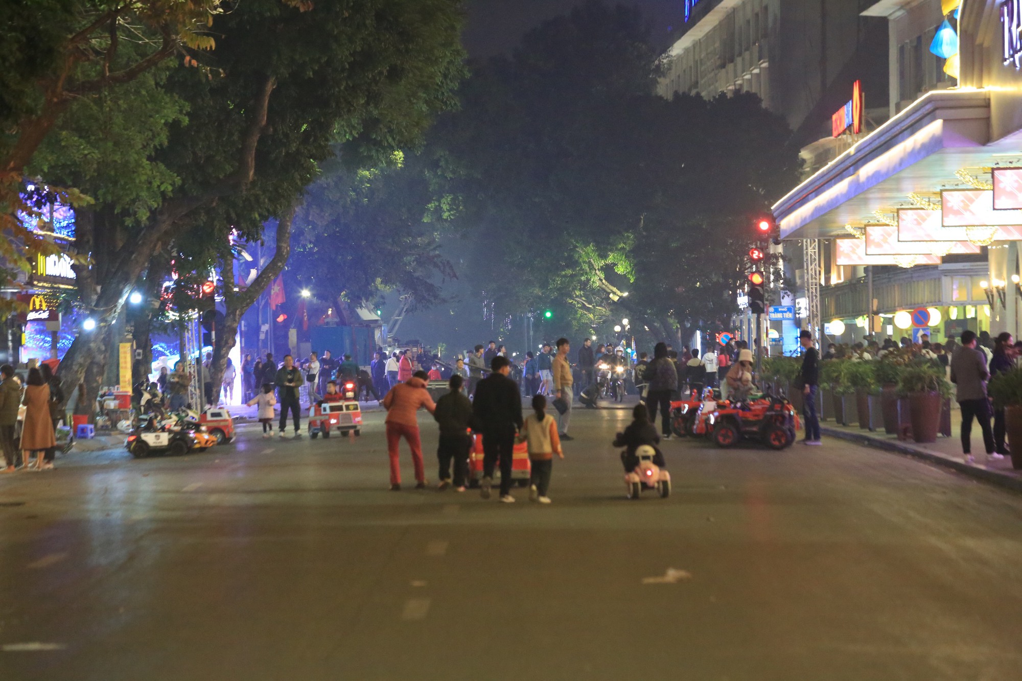 Người dân đổ về trung tâm TP Hà Nội đón giao thừa - Ảnh 7.