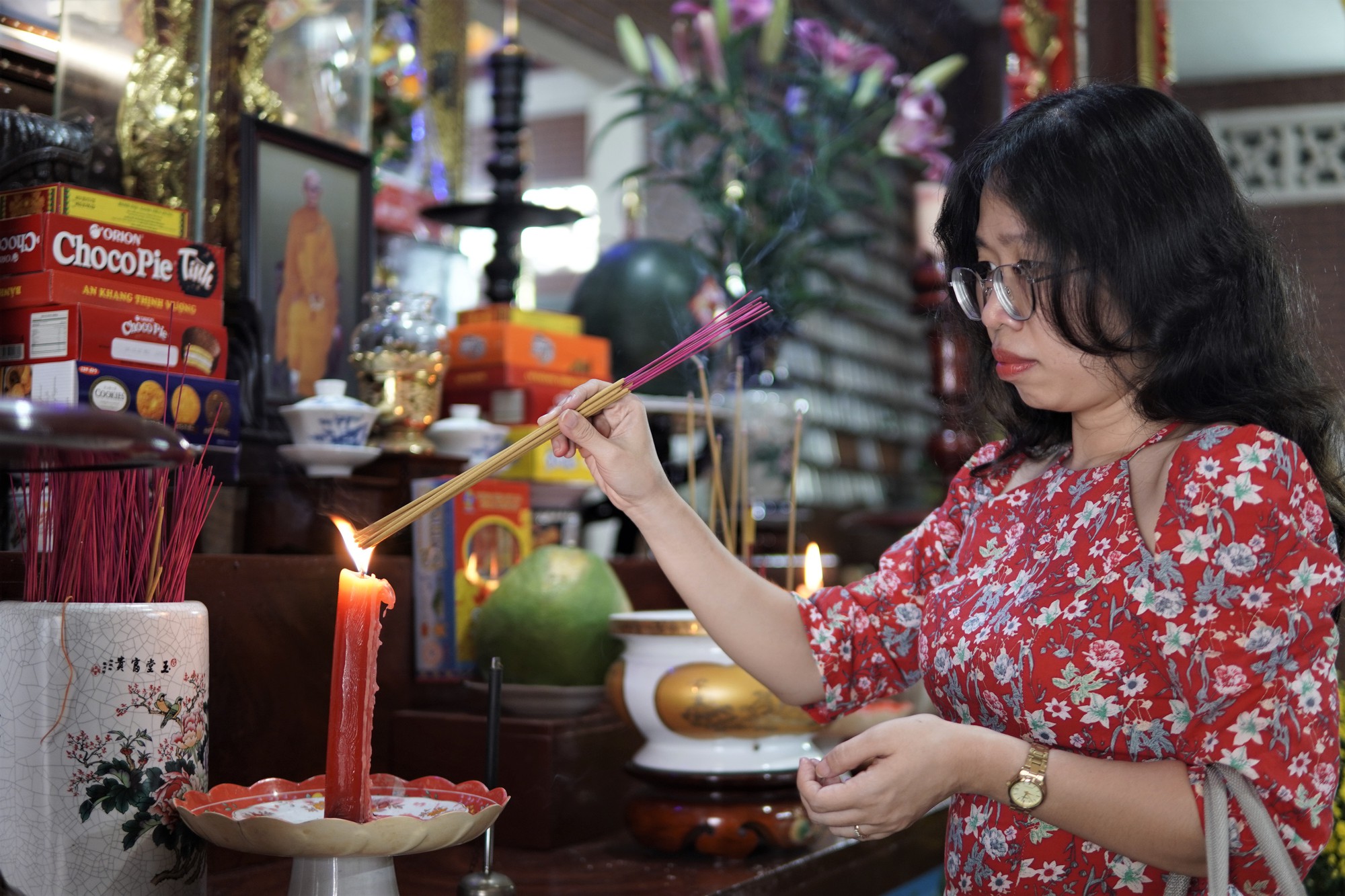 Người dân TP HCM tấp nập đi lễ chùa mùng 1 Tết, cầu năm mới bình an  - Ảnh 2.