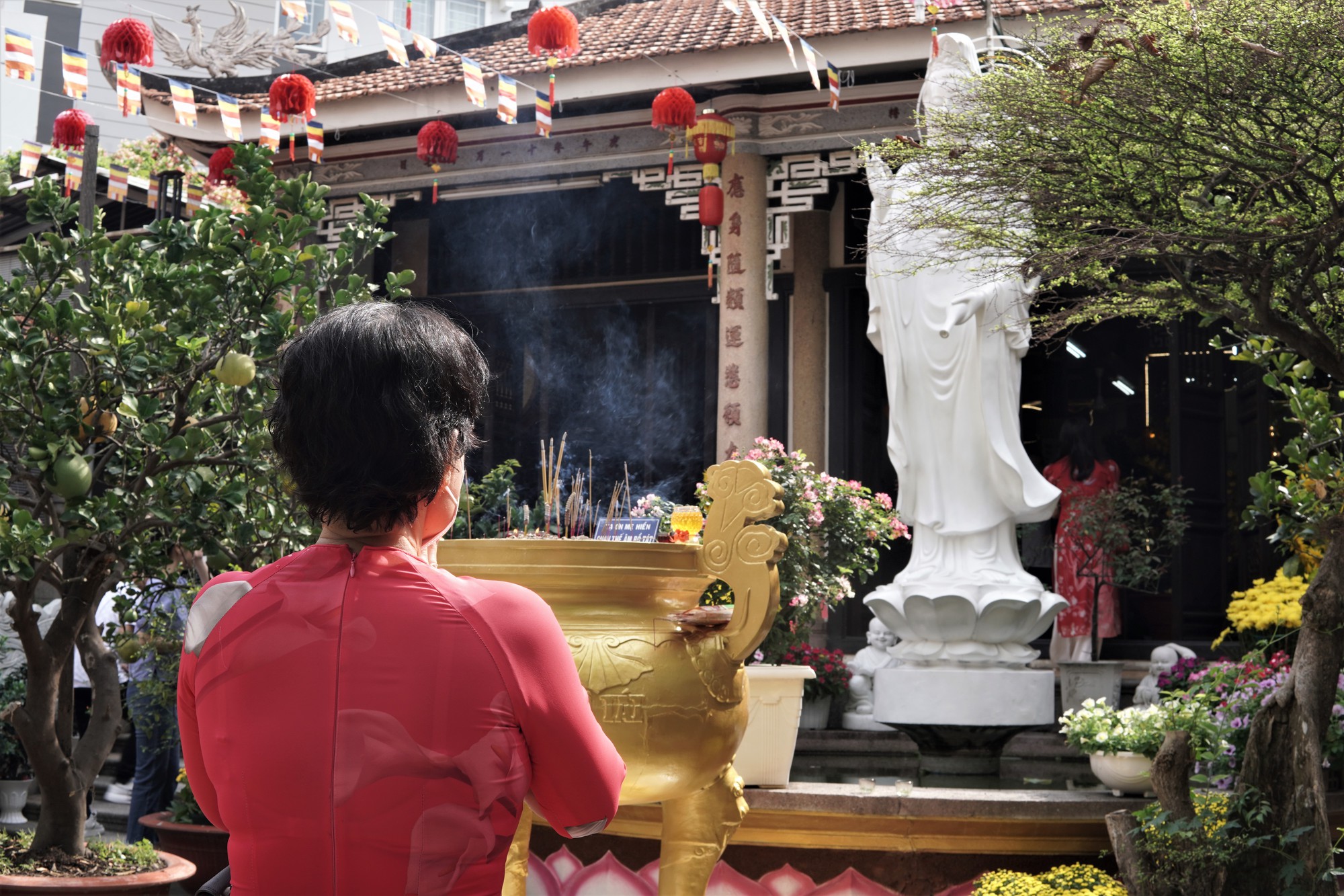 Người dân TP HCM tấp nập đi lễ chùa mùng 1 Tết, cầu năm mới bình an  - Ảnh 4.