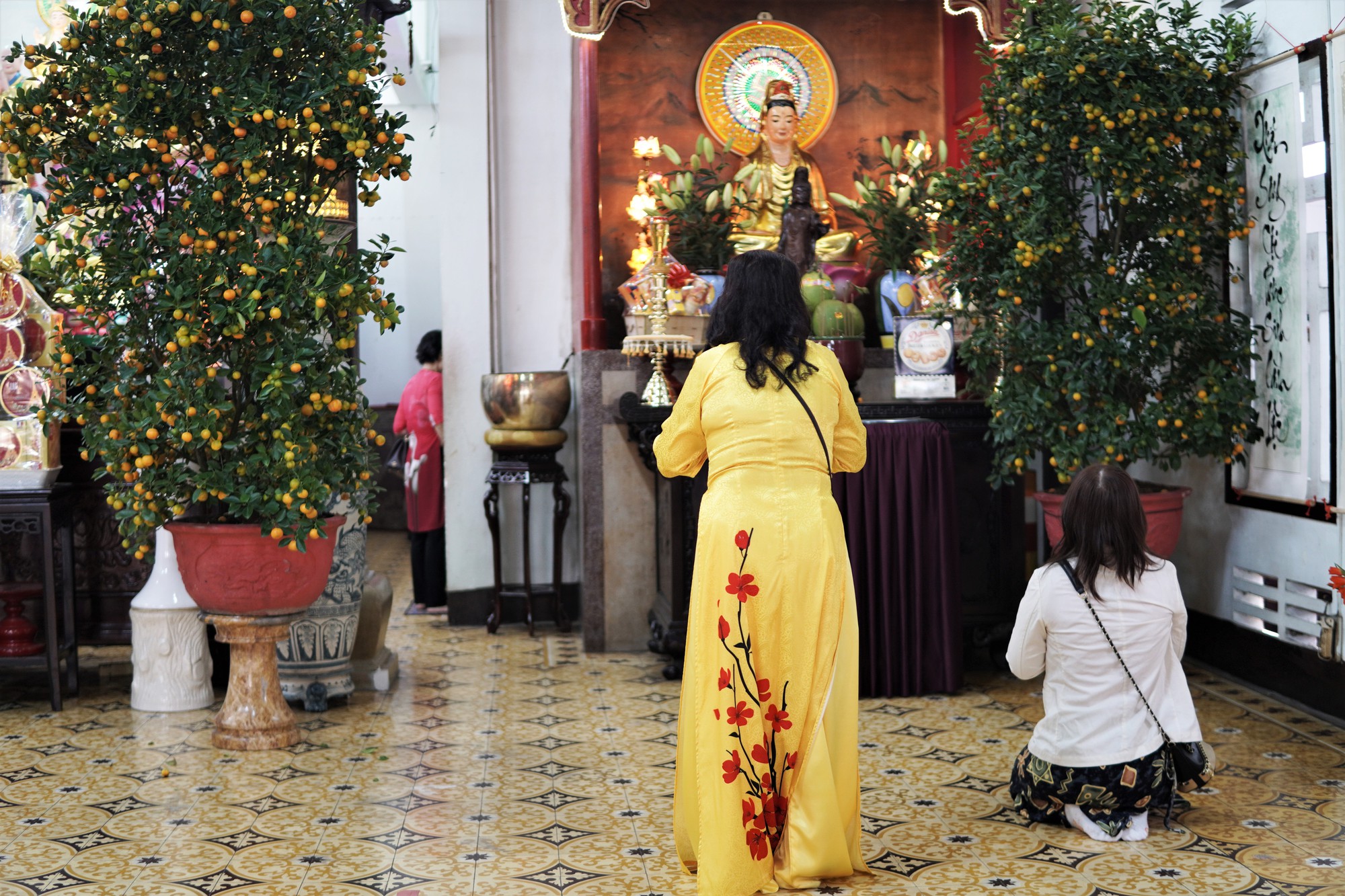 Người dân TP HCM tấp nập đi lễ chùa mùng 1 Tết, cầu năm mới bình an  - Ảnh 5.