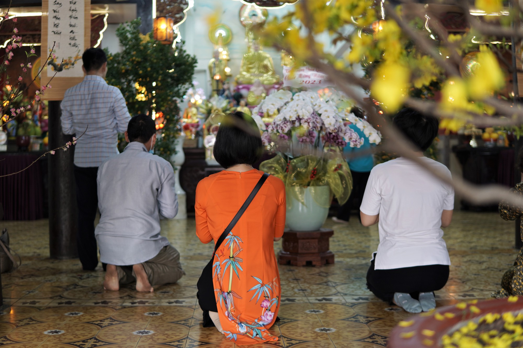 Người dân TP HCM tấp nập đi lễ chùa mùng 1 Tết, cầu năm mới bình an  - Ảnh 6.