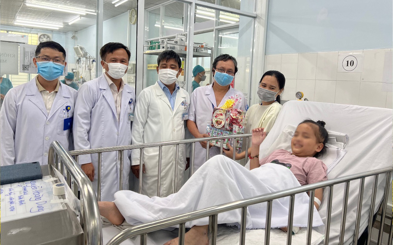 Bé 7 tuổi liệt tứ chi vì căn bệnh hiếm gặp - Ảnh 1.