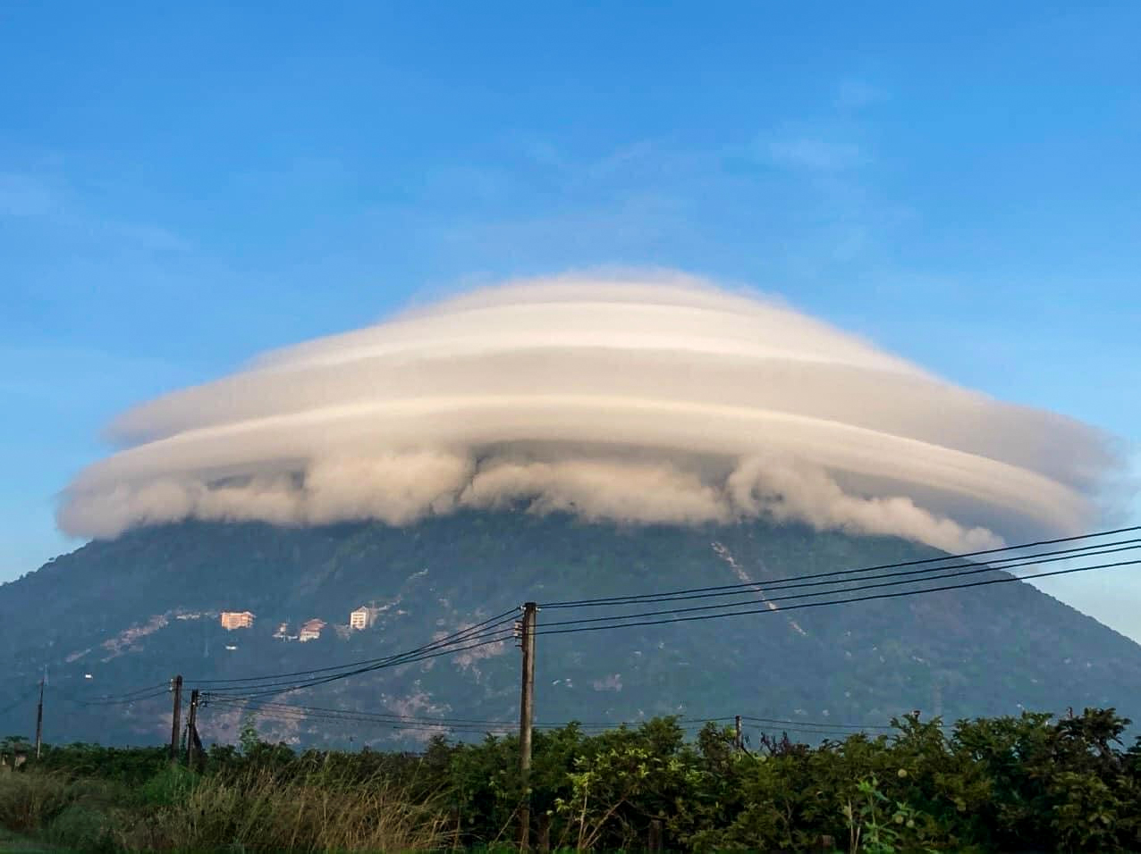Từng xuất hiện tại Việt Nam trước đây, loại mây kỳ lạ có hình dạng như đĩa bay tiếp tục lộ diện tại Thổ Nhĩ Kì - Ảnh 3.