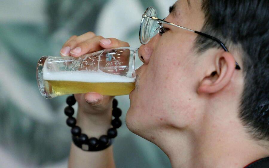 5 lưu ý khi uống rượu bia ngày Tết để hạn chế ảnh hưởng đến sức khỏe - Ảnh 1.