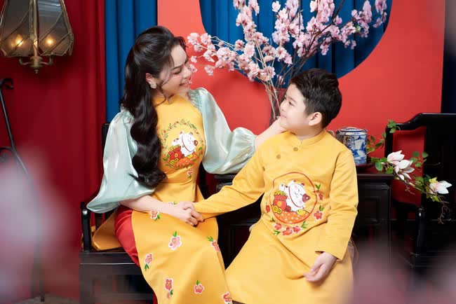 Dàn nhóc tỳ Vbiz diện áo dài ngày mùng 1 Tết: Subeo - Suchin đáng yêu, con gái Hoa hậu Hà Kiều Anh gây đốn tim - Ảnh 9.