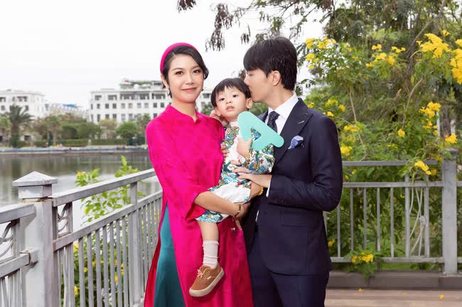 Dàn nhóc tỳ Vbiz diện áo dài ngày mùng 1 Tết: Subeo - Suchin đáng yêu, con gái Hoa hậu Hà Kiều Anh gây đốn tim - Ảnh 7.