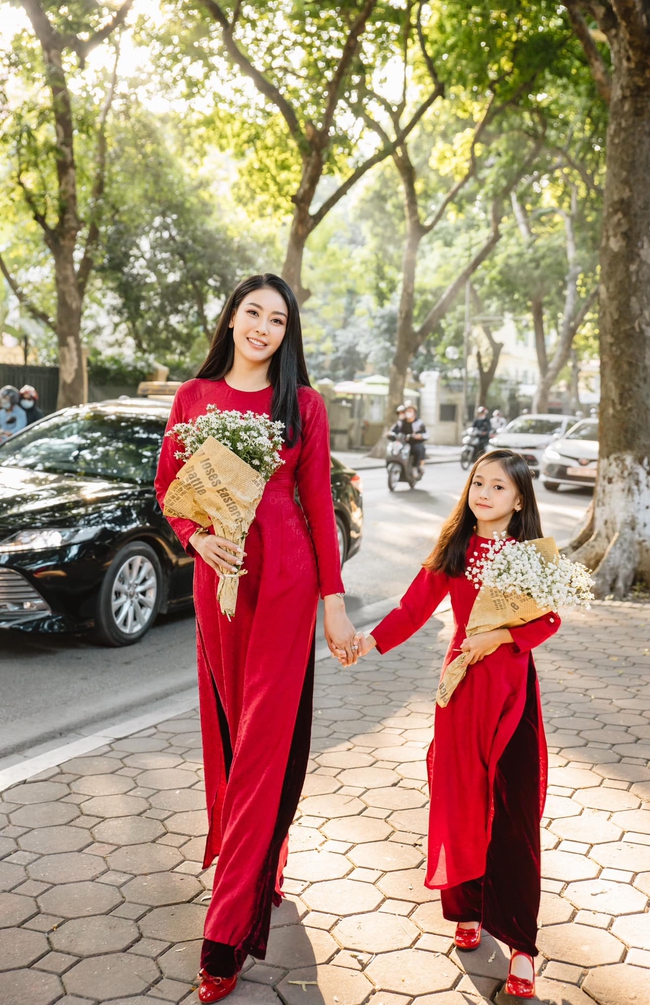 Dàn nhóc tỳ Vbiz diện áo dài ngày mùng 1 Tết: Subeo - Suchin đáng yêu, con gái Hoa hậu Hà Kiều Anh gây đốn tim - Ảnh 6.