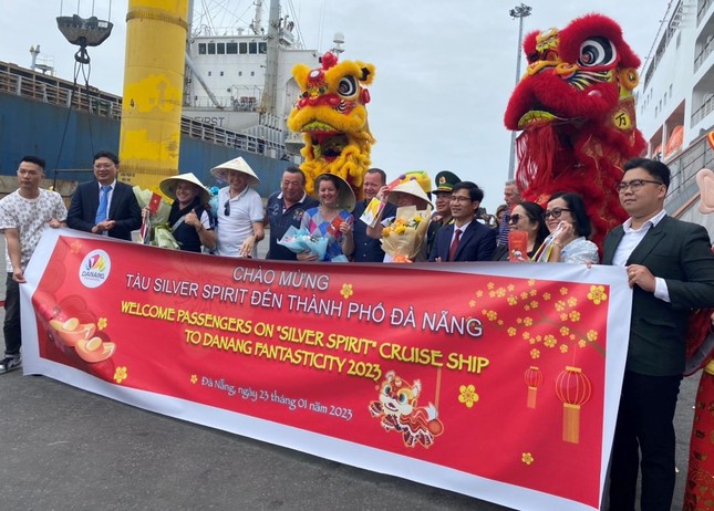 Tàu du lịch hạng sang chở hơn 400 du khách châu Âu xông đất Đà Nẵng - Ảnh 1.