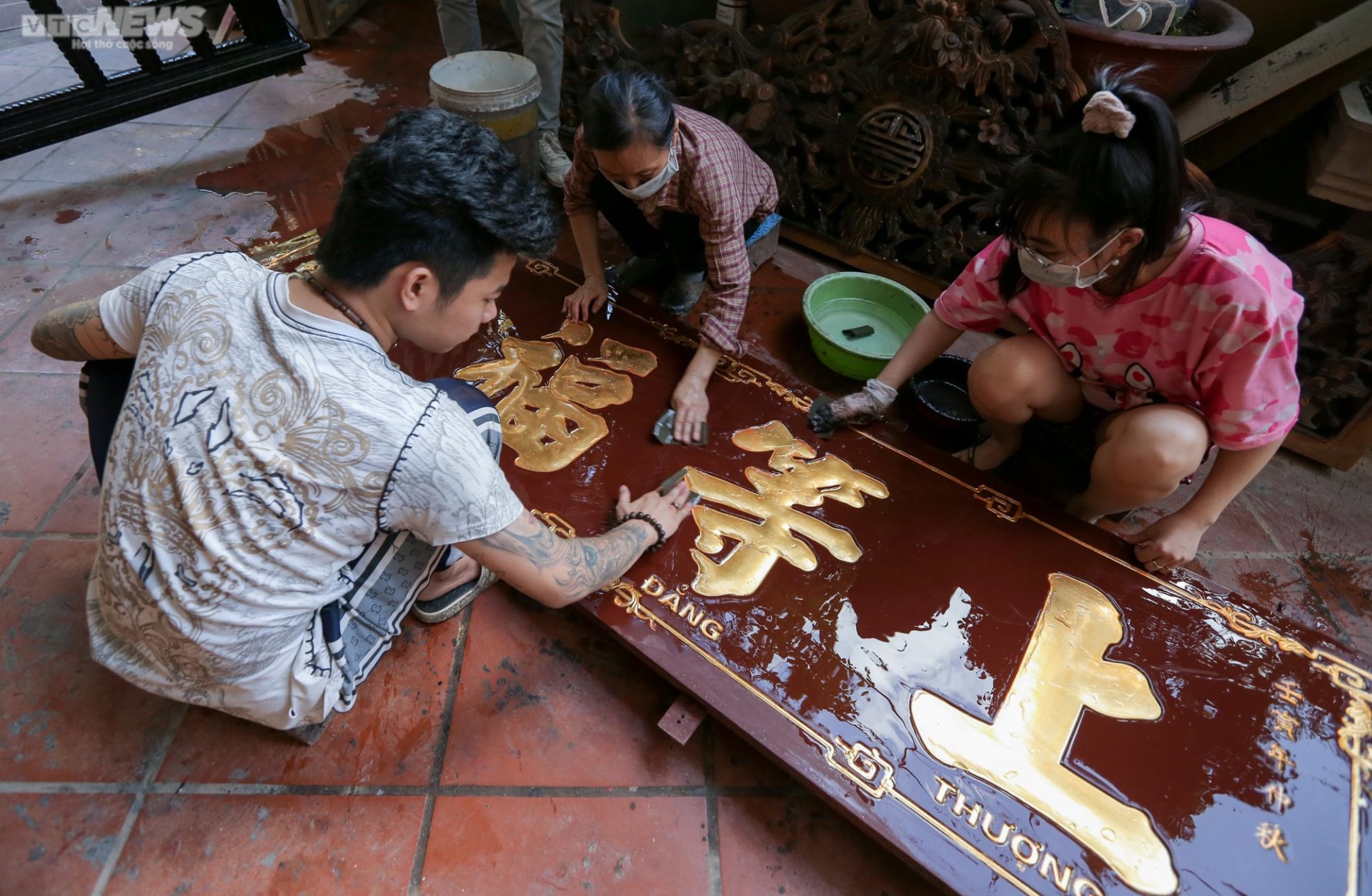 Khám phá các công đoạn tạo ra tượng phật dát vàng tại làng nghề nghìn năm tuổi - Ảnh 12.