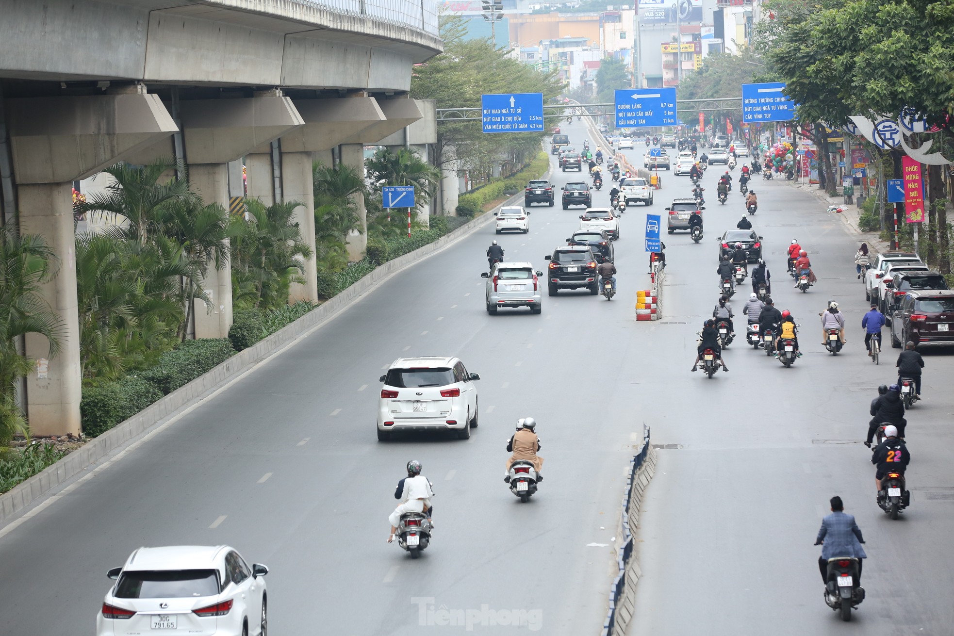 Nhiều người dân Thủ đô du xuân 'ngại' đội mũ bảo hiểm - Ảnh 5.