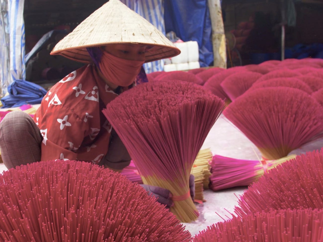 Quảng Phú Cầu - Làng nghề làm hương trăm tuổi của Việt Nam gây ấn tượng trên báo nước ngoài