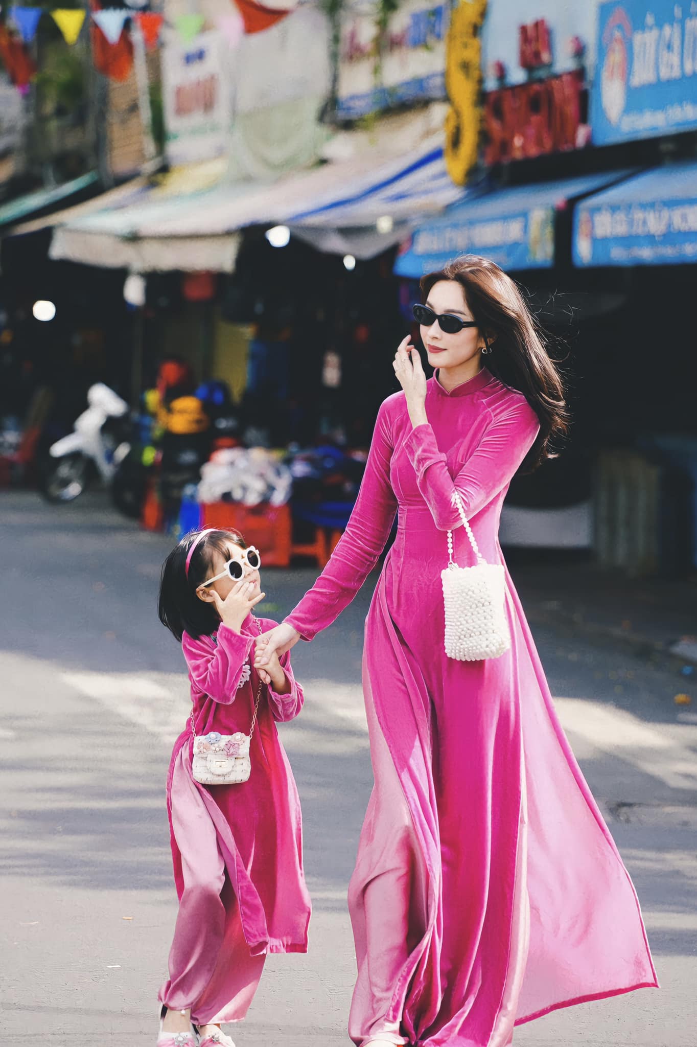 Con gái Đặng Thu Thảo siêu đáng yêu trong bộ áo dài Tết, 1 chi tiết khiến fan thốt lên &quot;Hoa hậu tương lai là đây&quot; - Ảnh 1.