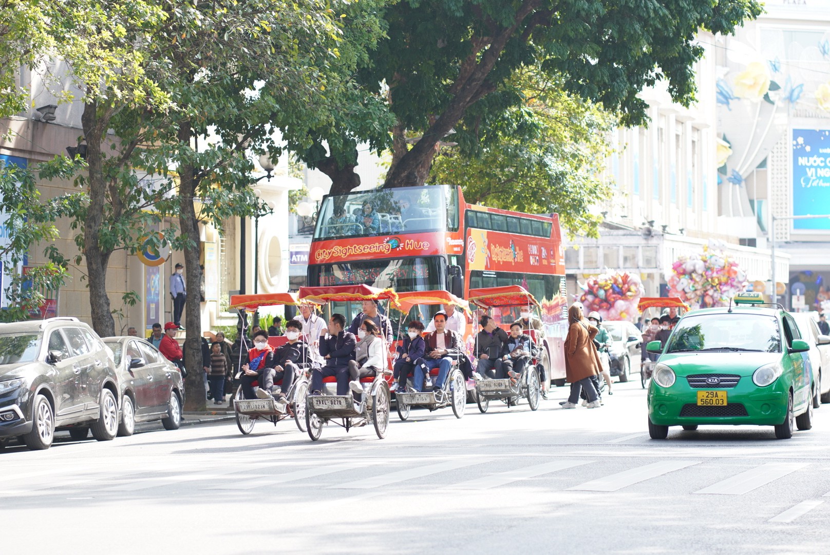 Dòng người du xuân &quot;chật ních&quot; Hồ Gươm trong chiều Mùng Ba nắng đẹp - Ảnh 1.