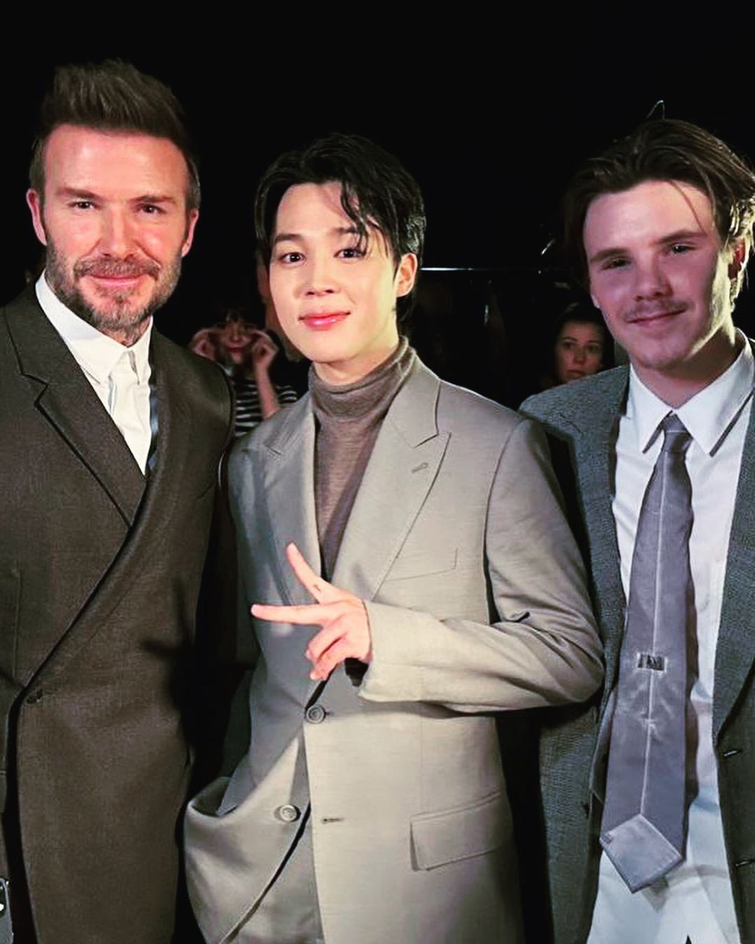 Giờ còn ai chê bai visual Jimin (BTS) nữa: Đọ sắc cực gắt với bố con Beckham, không hề kém cạnh Robert Pattinson tại Paris Fashion Week - Ảnh 2.