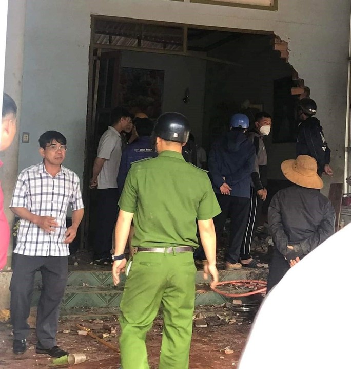 Ngủ trong nhà cũng bị xe con tông tử vong - Ảnh 3. Ngủ trong nhà cũng bị xe con tông tử vong - Ảnh 3.