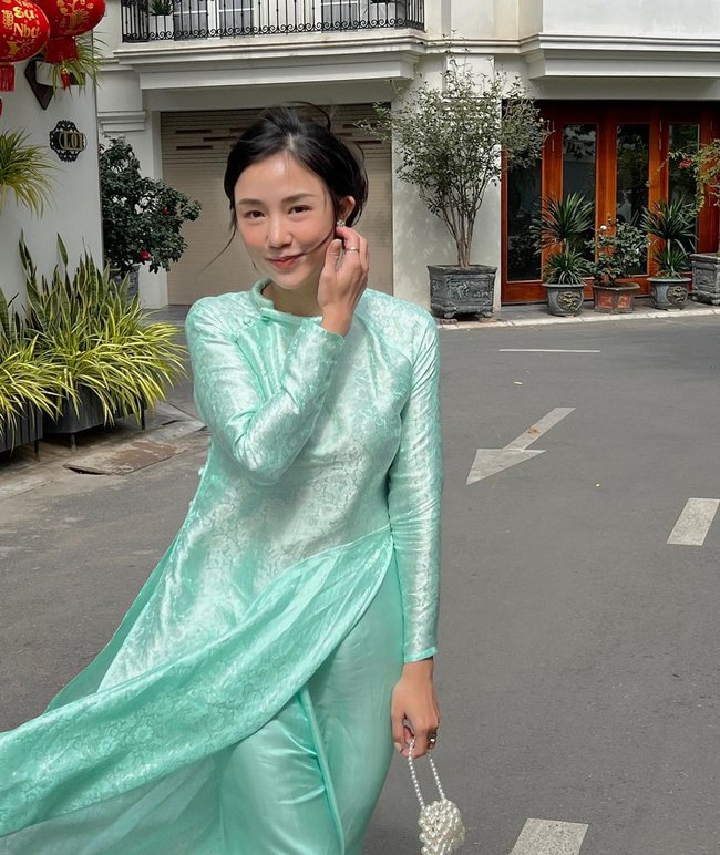 Ngắm áo dài mùng 3 Tết của mỹ nhân Việt: nhiều thiết kế đơn giản nhưng cực kỳ tinh tế, giá lại hợp lý với túi tiền - Ảnh 8.