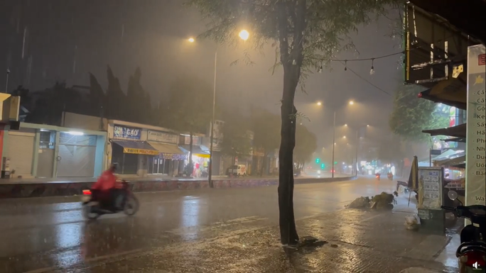 Chiều tối mùng 3 Tết: mưa to bất thường, cảnh báo ngập ở TP.HCM, Bình Dương - Ảnh 1.