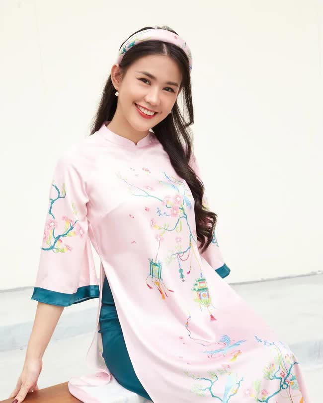 Ngắm áo dài mùng 3 Tết của mỹ nhân Việt: nhiều thiết kế đơn giản nhưng cực kỳ tinh tế, giá lại hợp lý với túi tiền - Ảnh 4.